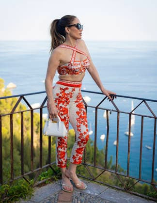 July 15, 2026, Taormina, Rome, Italy: Jennifer Lopez strolls through the streets of Taormina, July 15, 2026 Taormina Italy  - ZUMAa289 20260715_zia_a289_319 Copyright: xMichelexCutulix