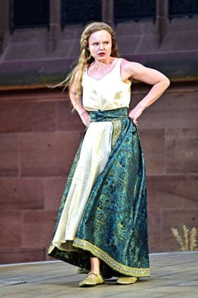 NIBELUNGEN FESTSPIELE. Schauspielerin Maria Dragus während der Fotoprobe zu den Nibelungen Festspielen Die Hunnenkönigin am 15.07.2026 vor dem Kaiserdom Worms. 20260715MWI112665 *** NIBELUNGEN FESTIVAL Actress Maria Dragus during a photo shoot for the Nibelungen Festival as the Hun Queen on July 15, 2026, in front of the Imperial Cathedral in Worms 20260715MWI112665