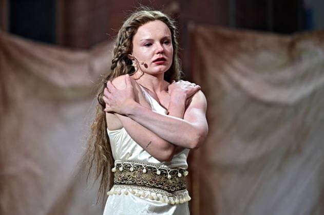 NIBELUNGEN FESTSPIELE. Schauspielerin Maria Dragus während der Fotoprobe zu den Nibelungen Festspielen Die Hunnenkönigin am 15.07.2026 vor dem Kaiserdom Worms. 20260715MWI112762 *** NIBELUNGEN FESTIVAL Actress Maria Dragus during the photo shoot for the Nibelungen Festival *The Hun Queen* on July 15, 2026, in front of the Imperial Cathedral in Worms 20260715MWI112762