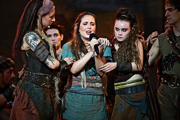 NIBELUNGEN FESTSPIELE. Sängerin Alice Merton während der Fotoprobe zu den Nibelungen Festspielen Die Hunnenkönigin am 15.07.2026 vor dem Kaiserdom Worms. 20260715MWI112876 *** NIBELUNGEN FESTIVAL Singer Alice Merton during the photo shoot for the Nibelungen Festival as the Hun Queen on July 15, 2026, in front of the Imperial Cathedral in Worms 20260715MWI112876