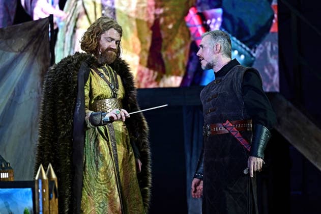 NIBELUNGEN FESTSPIELE. Schauspieler Aram Tafreshian und Heiko Raulin während der Fotoprobe zu den Nibelungen Festspielen Die Hunnenkönigin am 15.07.2026 vor dem Kaiserdom Worms. 20260715MWI112909 *** NIBELUNGEN FESTIVAL Actors Aram Tafreshian and Heiko Raulin during the photo shoot for the Nibelungen Festival’s production of *The Hun Queen* on July 15, 2026, in front of the Imperial Cathedral in Worms 20260715MWI112909