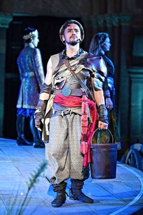 NIBELUNGEN FESTSPIELE. Schauspieler Miguel Torres Umba während der Fotoprobe zu den Nibelungen Festspielen Die Hunnenkönigin am 15.07.2026 vor dem Kaiserdom Worms. 20260715MWI113022 *** NIBELUNGEN FESTIVAL Actor Miguel Torres Umba during the photo shoot for the Nibelungen Festival’s production of *The Hun Queen* on July 15, 2026, in front of the Imperial Cathedral in Worms 20260715MWI113022