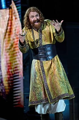 NIBELUNGEN FESTSPIELE. Schauspieler Aram Tafreshian während der Fotoprobe zu den Nibelungen Festspielen Die Hunnenkönigin am 15.07.2026 vor dem Kaiserdom Worms. 20260715MWI113186 *** NIBELUNGEN FESTIVAL Actor Aram Tafreshian during the photo shoot for the Nibelungen Festival, *The Hun Queen*, on July 15, 2026, in front of the Imperial Cathedral in Worms 20260715MWI113186