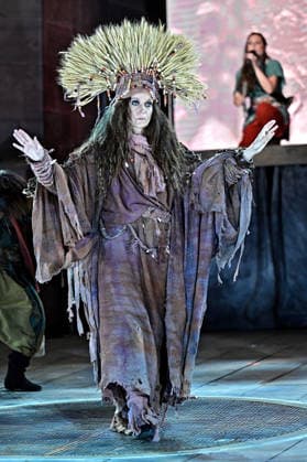 NIBELUNGEN FESTSPIELE. Schauspielerin Jeanette Hain während der Fotoprobe zu den Nibelungen Festspielen Die Hunnenkönigin am 15.07.2026 vor dem Kaiserdom Worms. 20260715MWI113213 *** NIBELUNGEN FESTIVAL Actress Jeanette Hain during a photo shoot for the Nibelungen Festival as the Hun Queen on July 15, 2026, in front of the Imperial Cathedral in Worms 20260715MWI113213