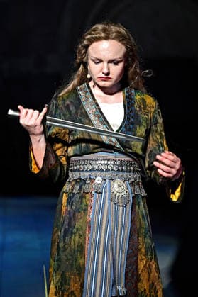 NIBELUNGEN FESTSPIELE. Schauspielerin Maria Dragus während der Fotoprobe zu den Nibelungen Festspielen Die Hunnenkönigin am 15.07.2026 vor dem Kaiserdom Worms. 20260715MWI113229 *** NIBELUNGEN FESTIVAL Actress Maria Dragus during a photo shoot for the Nibelungen Festival as the Hun Queen on July 15, 2026, in front of the Imperial Cathedral in Worms 20260715MWI113229