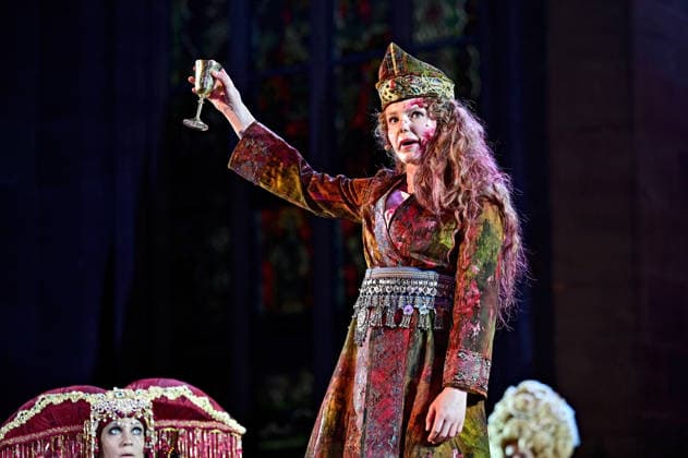 NIBELUNGEN FESTSPIELE. Schauspielerin Maria Dragus während der Fotoprobe zu den Nibelungen Festspielen Die Hunnenkönigin am 15.07.2026 vor dem Kaiserdom Worms. 20260715MWI113307 *** NIBELUNGEN FESTIVAL Actress Maria Dragus during the photo shoot for the Nibelungen Festival *The Hun Queen* on July 15, 2026, in front of the Imperial Cathedral in Worms 20260715MWI113307
