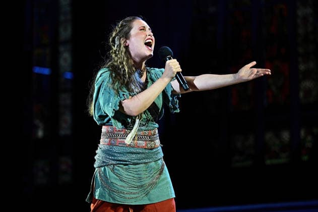 NIBELUNGEN FESTSPIELE. Sängerin Alice Merton während der Fotoprobe zu den Nibelungen Festspielen Die Hunnenkönigin am 15.07.2026 vor dem Kaiserdom Worms. 20260715MWI113447 *** NIBELUNGEN FESTIVAL Singer Alice Merton during the photo shoot for the Nibelungen Festival *The Hun Queen* on July 15, 2026, in front of the Imperial Cathedral in Worms 20260715MWI113447