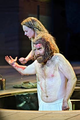 NIBELUNGEN FESTSPIELE. Schauspieler Aram Tafreshian und Schauspielerin Maria Dragus während der Fotoprobe zu den Nibelungen Festspielen Die Hunnenkönigin am 15.07.2026 vor dem Kaiserdom Worms. 20260715MWI112830 *** NIBELUNGEN FESTIVAL Actor Aram Tafreshian and actress Maria Dragus during the photo shoot for the Nibelungen Festival’s production of *The Hun Queen* on July 15, 2026, in front of the Imperial Cathedral in Worms 20260715MWI112830