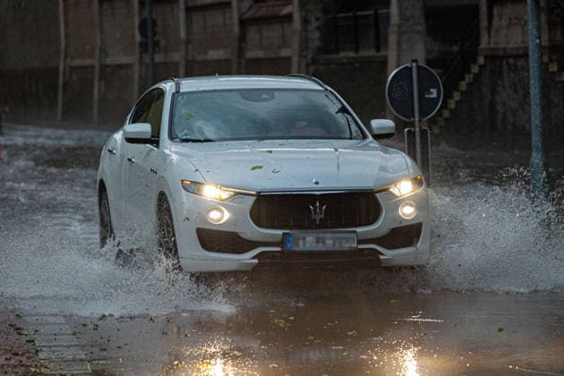 Themenbilder: Hagel in Reutlingen, 15.07.2026, Themenbilder: Hagel in Reutlingen, 15.07.2026, Unter den Linden, Pkw. *** Featured Photos: Hail in Reutlingen, July 15, 2026, Featured Photos: Hail in Reutlingen, July 15, 2026, Unter den Linden, Car Copyright: xDROFITSCH EIBNERx EP_ddh