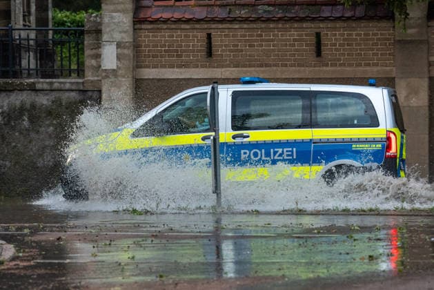 Themenbilder: Hagel in Reutlingen, 15.07.2026, Themenbilder: Hagel in Reutlingen, 15.07.2026, Polizei, Unter den Linden. Verkehr. hochwasser auf der Starsse *** Featured Photos: Hail in Reutlingen, July 15, 2026, Featured Photos: Hail in Reutlingen, July 15, 2026, Police, Unter den Linden: Traffic, Flooding on the Street Copyright: xDROFITSCH EIBNERx EP_ddh