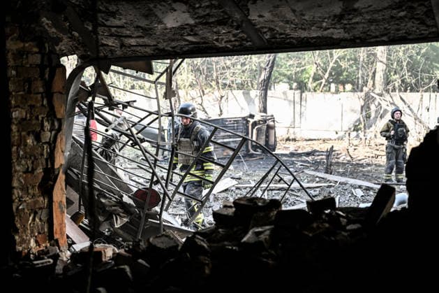 Rescuers work at a three-storey apartment block damaged by a Russian airstrike, Zaporizhzhia, Ukraine, July 15, 2026. The Russian army attacked the southeastern city with guided aerial bombs, killing three people and injuring at least 15 others. The strikes also damaged critical and civilian infrastructure. (Photo by Dmytro Smolienko Ukrinform) Russia launches another air strike on Zaporizhzhia  Copyright: xDmytroxSmolienkox