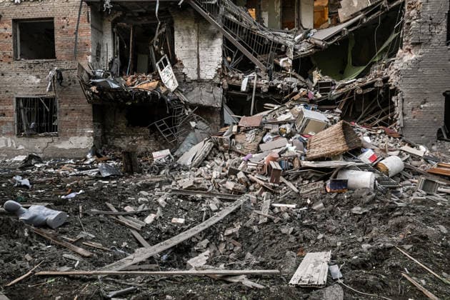 A three-storey apartment block is damaged by a Russian airstrike, Zaporizhzhia, Ukraine, July 15, 2026. The Russian army attacked the southeastern city with guided aerial bombs, killing three people and injuring at least 15 others. (Photo by Dmytro Smolienko Ukrinform) Russia launches another air strike on Zaporizhzhia  Copyright: xDmytroxSmolienkox