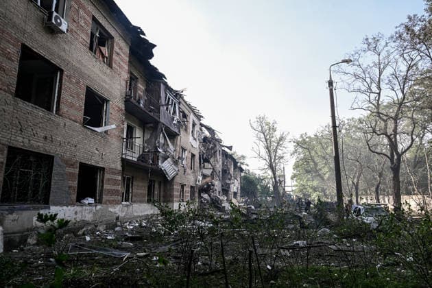 A three-storey apartment block is damaged by a Russian airstrike, Zaporizhzhia, Ukraine, July 15, 2026. The Russian army attacked the southeastern city with guided aerial bombs, killing three people and injuring at least 15 others. (Photo by Dmytro Smolienko Ukrinform) Russia launches another air strike on Zaporizhzhia  Copyright: xDmytroxSmolienkox