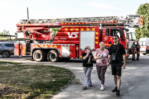 People walk past a fire engine near a three-storey apartment block damaged by a Russian airstrike, Zaporizhzhia, Ukraine, July 15, 2026. The Russian army attacked the southeastern city with guided aerial bombs, killing three people and injuring at least 15 others. The strikes also damaged critical and civilian infrastructure. (Photo by Dmytro Smolienko Ukrinform) Russia launches another air strike on Zaporizhzhia  Copyright: xDmytroxSmolienkox