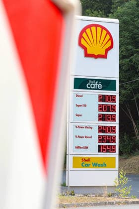 Wie ist die weitere Entwicklung der Spritpreise? Die Spritpreise ziehen weiter an. SHELL Tankstelle in Siegen. Bereits am Vormittag vor 12:00 Uhr liegen die Spritpreise deutlich hoeher (höher) als zu Beginn der Woche. Der aktuelle Preis fuer (für) Diesel, Super E10 und Super liegt deutlich ueber (über) 2 Euro. Tankstelle, Spritpreise am 16.07.2026 in Siegen Deutschland. *** What will happen to gas prices next? Gas prices continue to rise at the SHELL gas station in Siegen. Even before noon, gas prices are already significantly higher than at the start of the week. The current price for diesel, Super E10, and Super is well over 2 euros. Gas station, gas prices on July 16, 2026, in Siegen, Germany