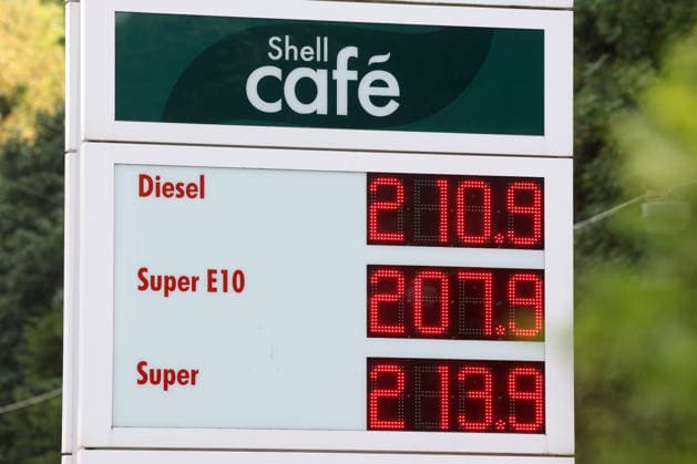 Wie ist die weitere Entwicklung der Spritpreise? Die Spritpreise ziehen weiter an. SHELL Tankstelle in Siegen. Bereits am Vormittag vor 12:00 Uhr liegen die Spritpreise deutlich hoeher (höher) als zu Beginn der Woche. Der aktuelle Preis fuer (für) Diesel, Super E10 und Super liegt deutlich ueber (über) 2 Euro. Tankstelle, Spritpreise am 16.07.2026 in Siegen Deutschland. *** What will happen to gas prices next? Gas prices continue to rise at the SHELL gas station in Siegen. Even before noon, gas prices are already significantly higher than at the start of the week. The current price for diesel, Super E10, and Super is well over 2 euros. Gas station, gas prices on July 16, 2026, in Siegen, Germany