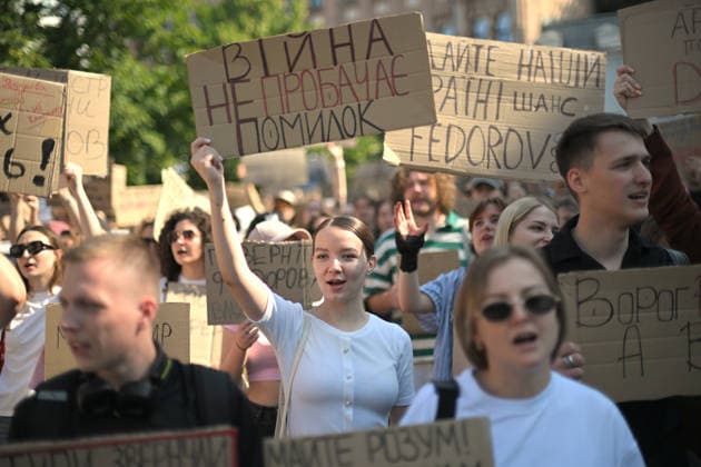 A demonstrator holds a placard reading War Doesn’t Forgive Mistakes during a rally against the dismissal of Ukrainian Defence Minister Mykhailo Fedorov, Kyiv, Ukraine, July 16, 2026. On July 14, the Ukrainian Parliament supported the resignation of Prime Minister Yuliia Svyrydenko, leading to the resignation of the Cabinet of Ministers. (Photo by Yevhen Kotenko Ukrinform) Protest action against dismissal of Ukrainian Defence Minister Mykhailo Fedorov in Kyiv  Copyright: xYevhenxKotenkox
