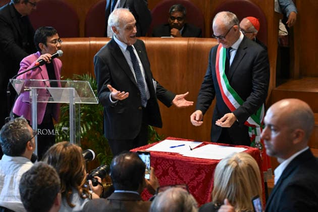 July 16, 2026, Rome, Italy: (L-R) Nobel Peace Prize, Maria Ressa, Nobel Prize in Physics, David Gross, and Mayor of Rome, Roberto Gualtieri, during the last day of 2026 Global Nobel Laureates Assembly in Rome, Italy, 16 July 2026. ANSA RICCARDO ANTIMIANI. Rome Italy  - ZUMAa110 20260716_zaf_a110_025 Copyright: xRiccardoxAntimianix