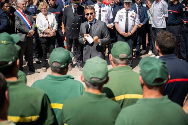 News Themen der Woche KW29 Macron Visits Firefighters Following Fire in Fontainebleau Forest - Noisy-Sur-Ecole French President Emmanuel Macron during a visit at the firefighters central command site following a fire in the Fontainebleau Forest, in Noisy-sur-Ecole, near Paris on July 16, 2026. Photo by Eliot Blondet ABACAPRESS.COM Fontainebleau France France  Copyright: xBlondetxEliot ABACAx