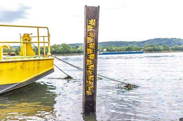 Niedrigwasser am Rhein - Hitzewelle und Trockenheit lassen Pegel sinken Pegel Oberwinter 23 cm. An dieser Messlatte kann der Pegelstand nur noch ab 40 cm gemessen werden - Niedrigwasser am Rhein infolge anhaltender Trockenheit und einer Hitzewelle mit Temperaturen über 30 Grad. Zwischen Bad Honnef und Bonn liegen die Pegelstände bei 23 cm am Pegel Oberwinter und 95 cm am Pegel Bonn. Die Binnenschifffahrt ist eingeschränkt - Frachtschiffe können nur noch mit reduzierter Ladung fahren. Remagen Oberwinter Rheinland-Pfalz Deutschland *** Low Water Levels on the Rhine: Heat Wave and Drought Cause Water Levels to Drop; Oberwinter Gauge: 23 cm. At this gauge, water levels can only be measured starting at 40 cm. Low water levels on the Rhine du Copyright: xMarcxJohnx