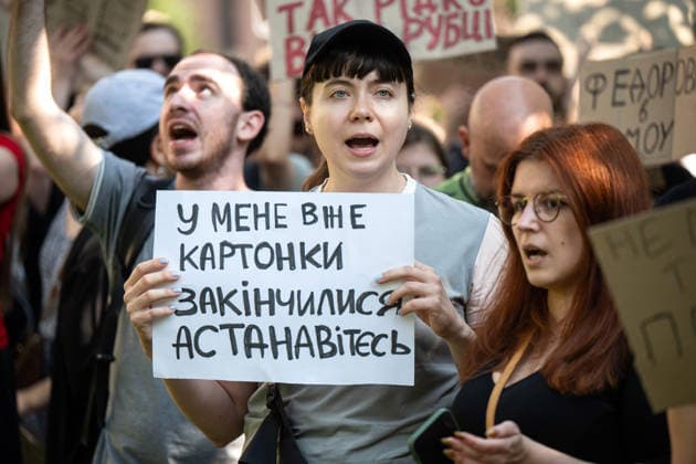 A demonstrator holds a placard reading I’ve Run Out of Cardboard. Stop during a rally against the dismissal of Ukrainian Defence Minister Mykhailo Fedorov, Kyiv, Ukraine, July 16, 2026. On July 14, the Ukrainian Parliament supported the resignation of Prime Minister Yuliia Svyrydenko, leading to the resignation of the Cabinet of Ministers. (Photo by Danylo Antoniuk Ukrinform) Protest action against dismissal of Ukrainian Defence Minister Mykhailo Fedorov in Kyiv  Copyright: xDanyloxAntoniukx