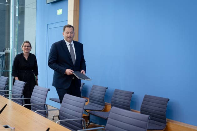 Lars Klingbeil, Stefanie Hubig Berlin, BPK, Vorstellung Aktionsplan zur Bekämpfung von Steuer- und Finanzkriminalität, Lars Klingbeil, Bundesfinanzminister, Vizekanzler, Stefanie Hubig, Bundesministerin, Justiz, Verbraucherschutz Berlin Berlin GER *** Lars Klingbeil, Stefanie Hubig, Berlin, BPK, Presentation of the Action Plan to Combat Tax and Financial Crime, Lars Klingbeil, Federal Minister of Finance, Vice Chancellor, Stefanie Hubig, Federal Minister of Justice and Consumer Protection, Berlin, Berlin, GER