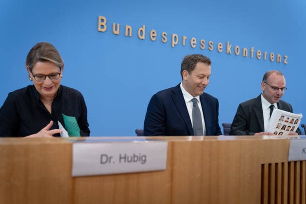 Lars Klingbeil, Stefanie Hubig Berlin, BPK, Vorstellung Aktionsplan zur Bekämpfung von Steuer- und Finanzkriminalität, Lars Klingbeil, Bundesfinanzminister, Vizekanzler, Stefanie Hubig, Bundesministerin, Justiz, Verbraucherschutz Berlin Berlin GER *** Lars Klingbeil, Stefanie Hubig, Berlin, BPK, Presentation of the Action Plan to Combat Tax and Financial Crime, Lars Klingbeil, Federal Minister of Finance, Vice Chancellor, Stefanie Hubig, Federal Minister of Justice and Consumer Protection, Berlin, Berlin, GER