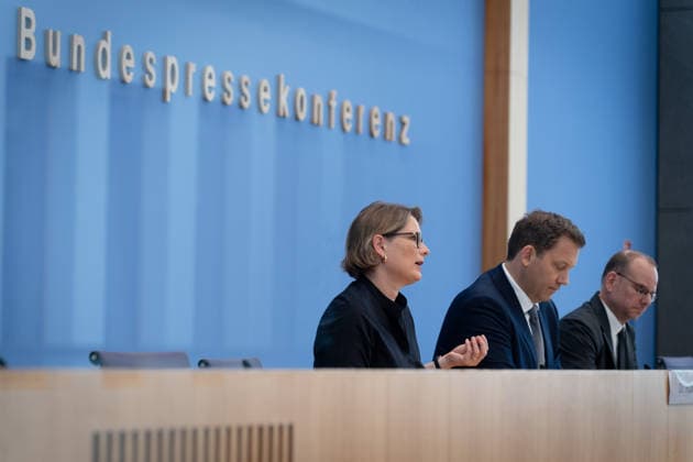 Lars Klingbeil, Stefanie Hubig Berlin, BPK, Vorstellung Aktionsplan zur Bekämpfung von Steuer- und Finanzkriminalität, Lars Klingbeil, Bundesfinanzminister, Vizekanzler, Stefanie Hubig, Bundesministerin, Justiz, Verbraucherschutz Berlin Berlin GER *** Lars Klingbeil, Stefanie Hubig, Berlin, BPK, Presentation of the Action Plan to Combat Tax and Financial Crime, Lars Klingbeil, Federal Minister of Finance, Vice Chancellor, Stefanie Hubig, Federal Minister of Justice and Consumer Protection, Berlin, Berlin, GER