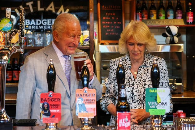 Britain s King Charles and Queen Camilla visits Blandford Forum in Dorset Britain s King Charles enjoys a pint next to Queen Camilla in the Hall and Woodhouse Badger Brewery bar as the brewery celebrates its 250th anniversary in Blandford Forum, Dorset, Britain, July 16, 2026., Credit:Avalon.red PA ROTA - B68 Avalon UNITED KINGDOM, Dorset  Copyright: xAvalon.redx xPAxROTAx-xB68x xAvalonx 1116846037