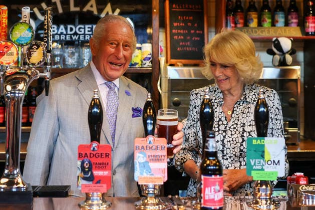 Entertainment Themen der Woche KW29 Britain s King Charles and Queen Camilla visits Blandford Forum in Dorset Britain s King Charles enjoys a pint next to Queen Camilla in the Hall and Woodhouse Badger Brewery bar as the brewery celebrates its 250th anniversary in Blandford Forum, Dorset, Britain, July 16, 2026., Credit:Avalon.red PA ROTA - B68 Avalon UNITED KINGDOM, Dorset  Copyright: xAvalon.redx xPAxROTAx-xB68x xAvalonx 1116846064