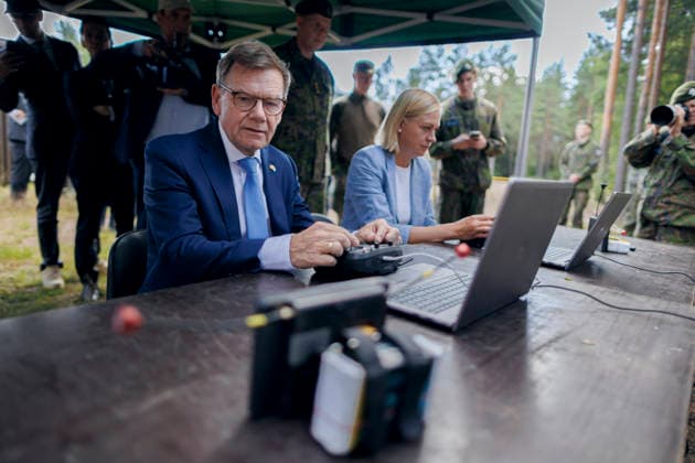 News Themen der Woche KW29 Johann Wadephul (CDU), Bundesaussenminister, und Elina Valtonen, Aussenministerin der Republik Finnland, besuchen zusammen die Reserveoffiziersschule der finnischen Streitkraefte. Vaalimaa, 16.07.2026. Fotografiert im Auftrag des Auswaertigen Amtes Vaalimaa Finnland *** Johann Wadephul (CDU), Federal Minister of Foreign Affairs, and Elina Valtonen, Minister of Foreign Affairs of the Republic of Finland, visit the Finnish Armed Forces Reserve Officers’ School in Vaalimaa together, July 16, 2026. Photographed on behalf of the Federal Foreign Office in Vaalimaa, Finland Copyright: xThomasxTrutschel AAx