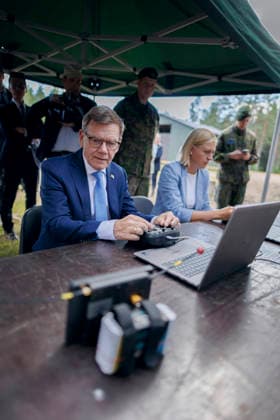 Johann Wadephul (CDU), Bundesaussenminister, und Elina Valtonen, Aussenministerin der Republik Finnland, besuchen zusammen die Reserveoffiziersschule der finnischen Streitkraefte. Vaalimaa, 16.07.2026. Fotografiert im Auftrag des Auswaertigen Amtes Vaalimaa Finnland *** Johann Wadephul (CDU), Federal Minister of Foreign Affairs, and Elina Valtonen, Minister of Foreign Affairs of the Republic of Finland, visit the Finnish Armed Forces Reserve Officers School in Vaalimaa together, July 16, 2026. Photographed on behalf of the Federal Foreign Office in Vaalimaa, Finland Copyright: xThomasxTrutschel AAx