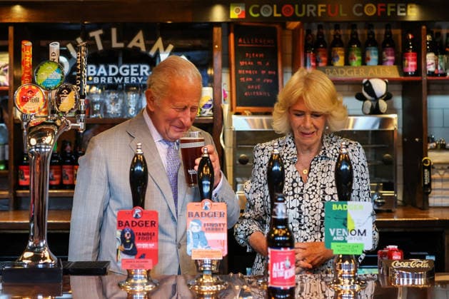 . 16 07 2026. Blandford Forum, United Kingdom. King Charles III and Queen Camilla during a visit to the Hall and Woodhouse Badger Brewery in Blandford Forum, Dorset, United Kingdom.  xPoolx xi-Imagesx IIM-26908-0005