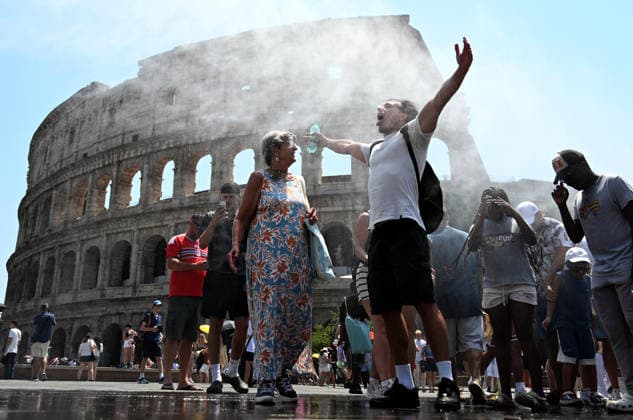 July 16, 2026, Rome, ITALY: Civil Protection refreshes tourists at the Colosseum with a water cannon..Rome, July 16, 2026.ANSA FABIO CIMAGLIA. Rome ITALY  - ZUMAa110 20260716_zaf_a110_032 Copyright: xFabioxCimagliax