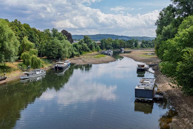 Niedrigwasser am Rhein - Hitzewelle und Trockenheit lassen Pegel sinken Insel Grafenwerth. Anliegende Schiffe und Hausboote liegen im toten Rheinarm nahezu auf Grund - Niedrigwasser am Rhein infolge anhaltender Trockenheit und einer Hitzewelle mit Temperaturen über 30 Grad. Zwischen Bad Honnef und Bonn liegen die Pegelstände bei 24 cm am Pegel Oberwinter und 95 cm am Pegel Bonn. Die Binnenschifffahrt ist eingeschränkt - Frachtschiffe können nur noch mit reduzierter Ladung fahren. Bad Honnef Insel Grafenwewrth Nordrhein-Westfalen Deutschland *** Low Water Levels on the Rhine: Heat Wave and Drought Cause Water Levels to Drop Grafenwerth Island: Moored ships and houseboats are nearly grounded in the dead arm of the Rhine Low water levels o Copyright: xMarcxJohnx
