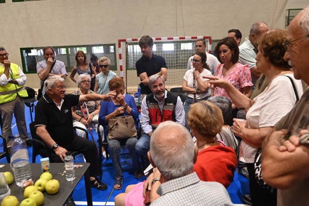 The fire in Orés, Zaragoza, is still burning, affecting 4,500 hectares and keeping four towns evacuated. The president of Aragón, Jorge Azcón, visits one of the shelters where evacuees are staying, on July 16, 2026, in Cinco Villas, Zaragoza, Aragon, Spain. On the morning of Thursday, July 16, CECOPI analyzed, in the 112 Crisis Room of the Pignatelli Building, the progress of the Orés wildfire in the Cinco Villas region, which remains active and continues to trigger Operational Situation 2, Level 2, of the Special Civil Protection Plan for Wildfires, PROCINFO It has already affected 4,500 hectares of farmland, low scrub, and forest, and four municipalities have been evacuated JULY 16, 2026 Ramó Cinco Villas, Zaragoza, Aragon Cinco Villas,  Copyright: xRamonxCometx 7668242
