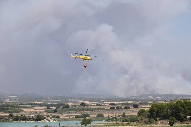 The fire in Orés, Zaragoza, is still burning, affecting 4,500 hectares and keeping four towns evacuated. A helicopter is working to extinguish the fire, as of July 16, 2026, in Cinco Villas, Zaragoza, Aragon, Spain. On the morning of Thursday, July 16, CECOPI analyzed, in the 112 Crisis Room at the Pignatelli Building, the progress of the Orés wildfire in the Cinco Villas region, which remains active and continues to trigger Operational Situation 2, Level 2, of the Special Civil Protection Plan for Wildfires, PROCINFO It has already affected 4,500 hectares of farmland, low scrub, and forest, and four municipalities have been evacuated JULY 16, 2026 Ramó Cinco Villas, Zaragoza, Aragon Cinco Villas, Zaragoza, Aragon, Spain  Copyright: xRamonxCometx 7668245
