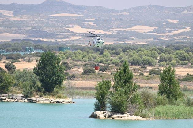 The fire in Orés, Zaragoza, is still burning, affecting 4,500 hectares and keeping four towns evacuated. A helicopter is working to extinguish the fire, as of July 16, 2026, in Cinco Villas, Zaragoza, Aragon, Spain. On the morning of Thursday, July 16, CECOPI analyzed, in the 112 Crisis Room at the Pignatelli Building, the progress of the Orés wildfire in the Cinco Villas region, which remains active and continues to trigger Operational Situation 2, Level 2, of the Special Civil Protection Plan for Wildfires, PROCINFO It has already affected 4,500 hectares of farmland, low scrub, and forest, and four municipalities have been evacuated JULY 16, 2026 Ramó Cinco Villas, Zaragoza, Aragon Cinco Villas, Zaragoza, Aragon, Spain  Copyright: xRamonxCometx 7668246