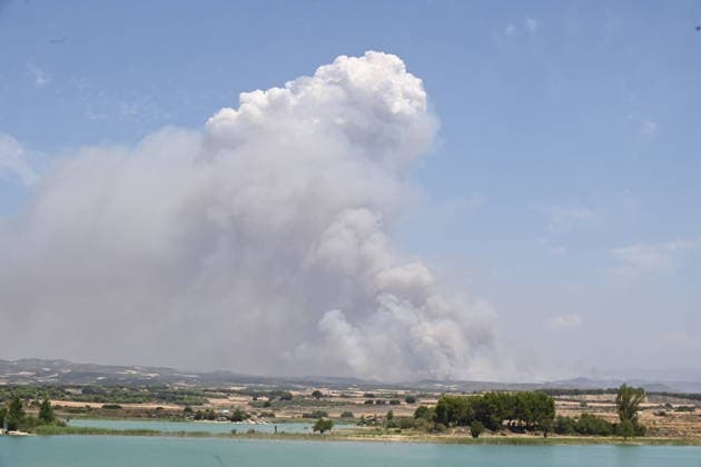 The Orés fire in Zaragoza remains active, affecting 4,500 hectares and keeping four towns evacuated. A column of smoke, as of July 16, 2026, in Cinco Villas, Zaragoza, Aragon, Spain. On Thursday morning, July 16, in the 112 Crisis Room at the Pignatelli Building, the progress of the Orés wildfire in the Cinco Villas region, which remains active and continues to trigger Operational Situation 2, Level 2, of the Special Civil Protection Plan for Wildfires, PROCINFO It has already affected 4,500 hectares of farmland, low scrub, and forest, and four municipalities have been evacuated JULY 16, 2026 Ramó Cinco Villas, Zaragoza, Aragon Cinco Villas, Zaragoza, Aragon, Spain  Copyright: xRamonxCometx 7668247