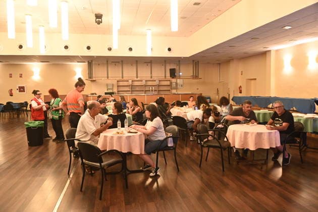 The fire in Orés, Zaragoza, is still burning, affecting 4,500 hectares and keeping four towns evacuated. Social service workers are providing meals to residents displaced by the fire, as of July 16, 2026, in Cinco Villas, Zaragoza, Aragon, Spain. On the morning of Thursday, July 16, CECOPI analyzed, in the 112 Crisis Room at the Pignatelli Building, the progress of the Orés wildfire in the Cinco Villas region, which remains active and continues to trigger Operational Situation 2, Level 2, of the Special Civil Protection Plan for Wildfires, PROCINFO It has already affected 4,500 hectares of farmland, low scrub, and forest, and four municipalities have been evacuated JULY 16, 2026 Ramó Cinco Villas, Zaragoza, Aragon Cinco Villas, Zaragoza, A  Copyright: xRamonxCometx 7668274