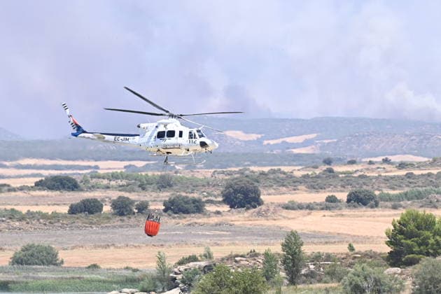 The fire in Orés, Zaragoza, is still burning, affecting 4,500 hectares and forcing the evacuation of four towns. A helicopter is assisting in firefighting efforts, as of July 16, 2026, in Cinco Villas, Zaragoza, Aragon, Spain. On the morning of Thursday, July 16, CECOPI analyzed, in the 112 Crisis Room at the Pignatelli Building, the progress of the Orés wildfire in the Cinco Villas region, which remains active and continues to trigger Operational Situation 2, Level 2, of the Special Civil Protection Plan for Wildfires, PROCINFO It has already affected 4,500 hectares of farmland, low scrub, and forest, and four municipalities have been evacuated JULY 16, 2026 Ramó Cinco Villas, Zaragoza, Aragon Cinco Villas, Zaragoza, Aragon, Spain  Copyright: xRamonxCometx 7668275