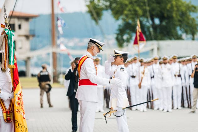 Entertainment Themen der Woche KW29 Felipe VI presides over the oath-taking ceremony before the flag and the presentation of royal commissions at the Naval Academy in Marín, Pontevedra. King Felipe VI, during the solemn ceremony of the oath or pledge before the flag and the presentation of royal commissions to the new class of Navy officers, on July 16, 2026, in Marín, Pontevedra, Galicia, Spain. This traditional military and institutional ceremony, held in the parade ground of the Naval Academy to coincide with the feast day of Our Lady of Mount Carmel—patron saint of seafarers and the Navy— is presided over by His Majesty King Felipe VI to award decorations to the most outstanding cadets and welcome the new officers to the ranks of the General Corps, Marine Corps, and Quar  Copyright: xBeatrizxCiscarx 7668290