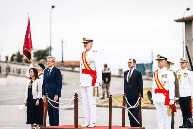 Felipe VI presides over the oath-taking ceremony before the flag and the presentation of royal commissions at the Naval Military Academy in Marín, Pontevedra. King Felipe VI (c) and the president of the Xunta de Galicia, Alfonso Rueda (2i), and the Minister of Defense, Margarita Robles, during the solemn ceremony of the oath or pledge before the flag and the presentation of royal commissions to the new class of Navy officers, on July 16, 2026, in Marín, Pontevedra, Galicia, Spain. This traditional military and institutional event, held in the parade ground of the Naval Military Academy to coincide with the feast day of Our Lady of Mount Carmel—patron saint of seafarers and the Navy— is presided over by His Majesty King Felipe VI to award d  Copyright: xBeatrizxCiscarx 7668302