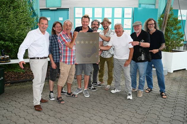 Die Kölner Band Bläck Fööss bekommen ihren 5. Stern an dem Wall of Fame anlässlich 50 Jahre Konzerte der Band im: Kölner Tanzbrunnen. Aktuelle Besetzung :Gesang Mirko Bäumer (seit 2017), Bass, Gesang Hanz Thodam (seit 2019), Gesang, Gitarre Pit Hupperten (seit 2017), Schlagzeug, Gesang Alex Vesper (seit 2023), Piano, Synthesizer, Akkordeon, Gesang, Andreas Wegener (seit 2005), Gitarre, Mandoline, Gesang Christoph Raudi Granderath (seit 2020) dazu auf dem Bild Geschäftsführer von KölnKongress Ralf Nüsser (l), Ur Mitglieder Erry Stoklosa (3.v.l.) und Ralph Gus Gusovius (2.v.r.) *** The Cologne-based band Bläck Fööss is receiving its 5-star honor on the Wall of Fame to mark 50 years of concerts at Cologne’s Tanzbrunnen. Current lineup: V