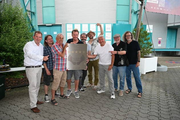 Die Kölner Band Bläck Fööss bekommen ihren 5. Stern an dem Wall of Fame anlässlich 50 Jahre Konzerte der Band im: Kölner Tanzbrunnen. Aktuelle Besetzung :Gesang Mirko Bäumer (seit 2017), Bass, Gesang Hanz Thodam (seit 2019), Gesang, Gitarre Pit Hupperten (seit 2017), Schlagzeug, Gesang Alex Vesper (seit 2023), Piano, Synthesizer, Akkordeon, Gesang, Andreas Wegener (seit 2005), Gitarre, Mandoline, Gesang Christoph Raudi Granderath (seit 2020) dazu auf dem Bild Geschäftsführer von KölnKongress Ralf Nüsser (l), Ur Mitglieder Erry Stoklosa (3.v.l.) und Ralph Gus Gusovius (2.v.r.) *** The Cologne-based band Bläck Fööss is receiving its 5-star honor on the Wall of Fame to mark 50 years of concerts at Cologne’s Tanzbrunnen. Current lineup: V