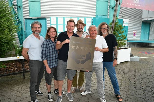 Die Kölner Band Bläck Fööss bekommen ihren 5. Stern an dem Wall of Fame anlässlich 50 Jahre Konzerte der Band im: Kölner Tanzbrunnen. Aktuelle Besetzung :Gesang Mirko Bäumer (seit 2017), Bass, Gesang Hanz Thodam (seit 2019), Gesang, Gitarre Pit Hupperten (seit 2017), Schlagzeug, Gesang Alex Vesper (seit 2023), Piano, Synthesizer, Akkordeon, Gesang, Andreas Wegener (seit 2005), Gitarre, Mandoline, Gesang Christoph Raudi Granderath (seit 2020) *** The Cologne-based band Bläck Fööss is receiving its 5-star honor on the Wall of Fame to mark 50 years of concerts at Cologne’s Tanzbrunnen. Current lineup: Vocals: Mirko Bäumer (since 2017), bass, vocals: Hanz Thodam (since 2019), vocals, guitar: Pit Hupperten (since 2017), drums, vocals: Alex