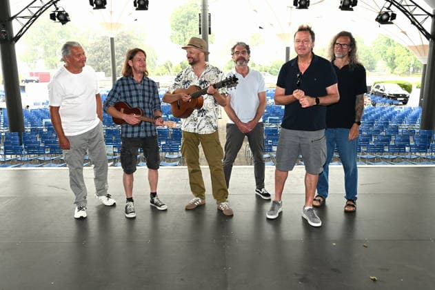 Die Kölner Band Bläck Fööss bekommen ihren 5. Stern an dem Wall of Fame anlässlich 50 Jahre Konzerte der Band im: Kölner Tanzbrunnen. Aktuelle Besetzung :Gesang Mirko Bäumer (seit 2017), Bass, Gesang Hanz Thodam (seit 2019), Gesang, Gitarre Pit Hupperten (seit 2017), Schlagzeug, Gesang Alex Vesper (seit 2023), Piano, Synthesizer, Akkordeon, Gesang, Andreas Wegener (seit 2005), Gitarre, Mandoline, Gesang Christoph Raudi Granderath (seit 2020) *** The Cologne-based band Bläck Fööss is receiving its 5-star honor on the Wall of Fame to mark 50 years of concerts at Cologne’s Tanzbrunnen. Current lineup: Vocals: Mirko Bäumer (since 2017), bass, vocals: Hanz Thodam (since 2019), vocals, guitar: Pit Hupperten (since 2017), drums, vocals: Alex