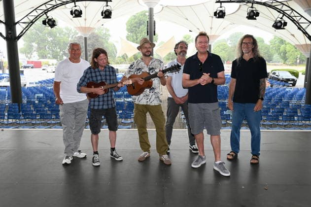 Die Kölner Band Bläck Fööss bekommen ihren 5. Stern an dem Wall of Fame anlässlich 50 Jahre Konzerte der Band im: Kölner Tanzbrunnen. Aktuelle Besetzung :Gesang Mirko Bäumer (seit 2017), Bass, Gesang Hanz Thodam (seit 2019), Gesang, Gitarre Pit Hupperten (seit 2017), Schlagzeug, Gesang Alex Vesper (seit 2023), Piano, Synthesizer, Akkordeon, Gesang, Andreas Wegener (seit 2005), Gitarre, Mandoline, Gesang Christoph Raudi Granderath (seit 2020) *** The Cologne-based band Bläck Fööss is receiving its 5-star honor on the Wall of Fame to mark 50 years of concerts at Cologne’s Tanzbrunnen. Current lineup: Vocals: Mirko Bäumer (since 2017), bass, vocals: Hanz Thodam (since 2019), vocals, guitar: Pit Hupperten (since 2017), drums, vocals: Alex