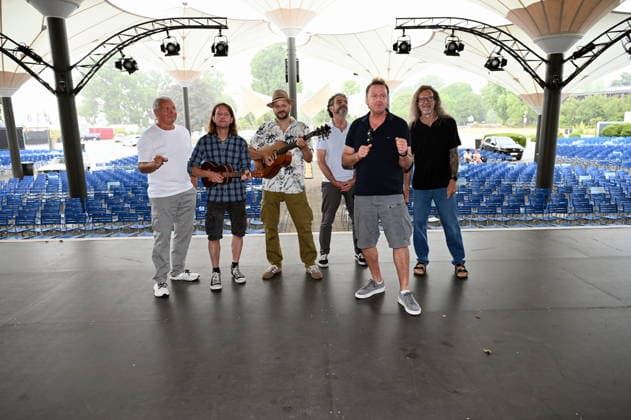 Die Kölner Band Bläck Fööss bekommen ihren 5. Stern an dem Wall of Fame anlässlich 50 Jahre Konzerte der Band im: Kölner Tanzbrunnen. Aktuelle Besetzung :Gesang Mirko Bäumer (seit 2017), Bass, Gesang Hanz Thodam (seit 2019), Gesang, Gitarre Pit Hupperten (seit 2017), Schlagzeug, Gesang Alex Vesper (seit 2023), Piano, Synthesizer, Akkordeon, Gesang, Andreas Wegener (seit 2005), Gitarre, Mandoline, Gesang Christoph Raudi Granderath (seit 2020) *** The Cologne-based band Bläck Fööss is receiving its 5-star honor on the Wall of Fame to mark 50 years of concerts at Cologne’s Tanzbrunnen. Current lineup: Vocals: Mirko Bäumer (since 2017), bass, vocals: Hanz Thodam (since 2019), vocals, guitar: Pit Hupperten (since 2017), drums, vocals: Alex