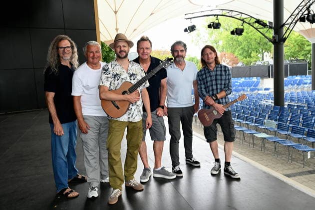 Die Kölner Band Bläck Fööss bekommen ihren 5. Stern an dem Wall of Fame anlässlich 50 Jahre Konzerte der Band im: Kölner Tanzbrunnen. Aktuelle Besetzung :Gesang Mirko Bäumer (seit 2017), Bass, Gesang Hanz Thodam (seit 2019), Gesang, Gitarre Pit Hupperten (seit 2017), Schlagzeug, Gesang Alex Vesper (seit 2023), Piano, Synthesizer, Akkordeon, Gesang, Andreas Wegener (seit 2005), Gitarre, Mandoline, Gesang Christoph Raudi Granderath (seit 2020) *** The Cologne-based band Bläck Fööss is receiving its 5-star honor on the Wall of Fame to mark 50 years of concerts at Cologne’s Tanzbrunnen. Current lineup: Vocals: Mirko Bäumer (since 2017), bass, vocals: Hanz Thodam (since 2019), vocals, guitar: Pit Hupperten (since 2017), drums, vocals: Alex